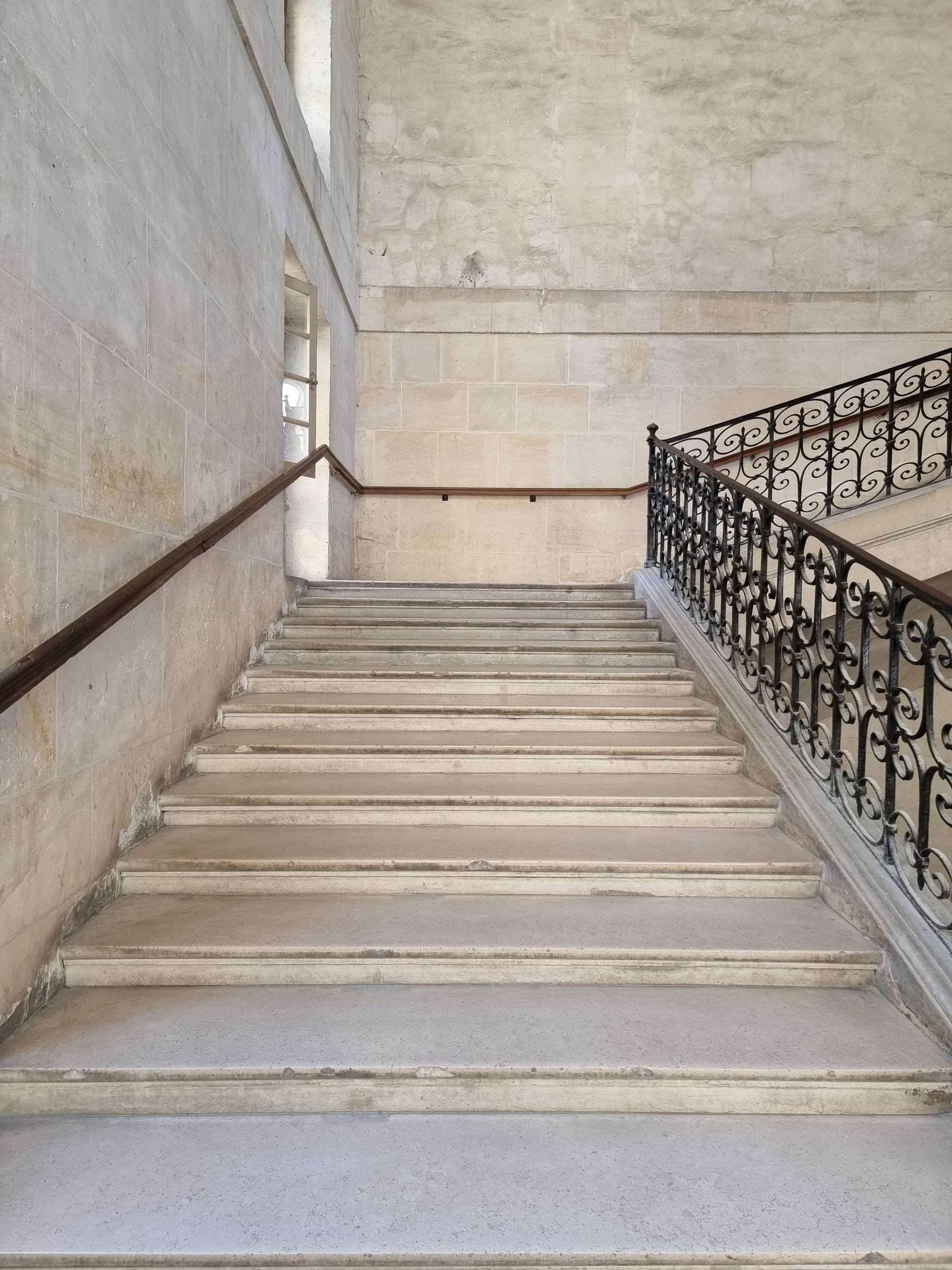 Palier et rampe d’escalier après rénovation, immeuble à Prilly