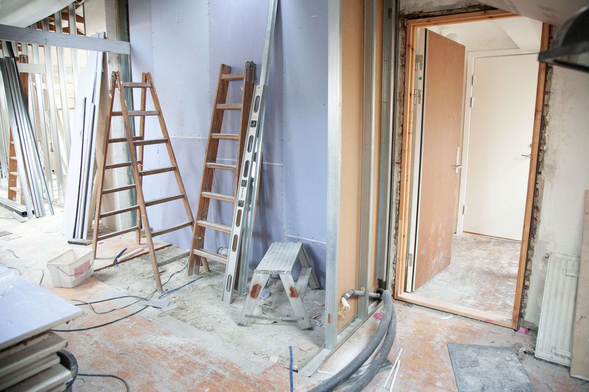 Ossature métallique des nouvelles cloisons d’un cabinet en chantier, Renens