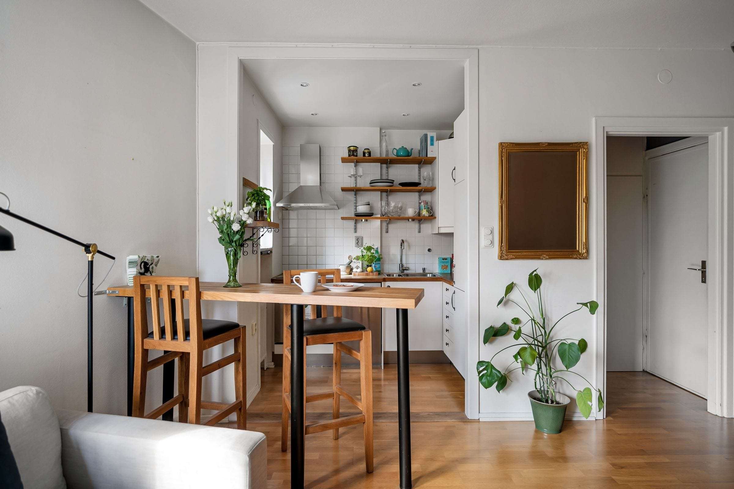 Cuisine et coin repas aux murs repeints en blanc, appartement à Lausanne-Sous-Gare