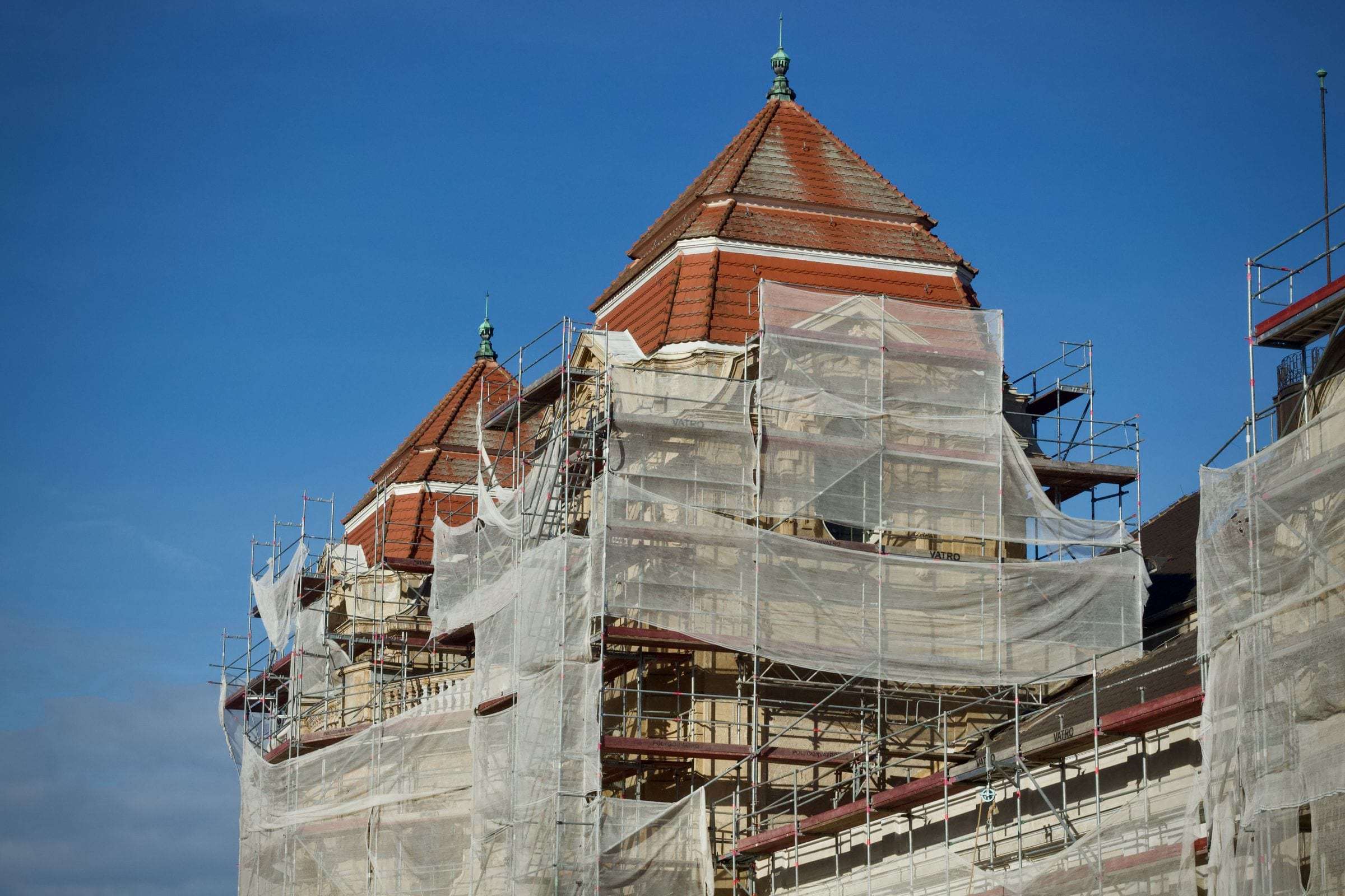 Bâtiment ancien sous échafaudages et filets pendant une rénovation de façade