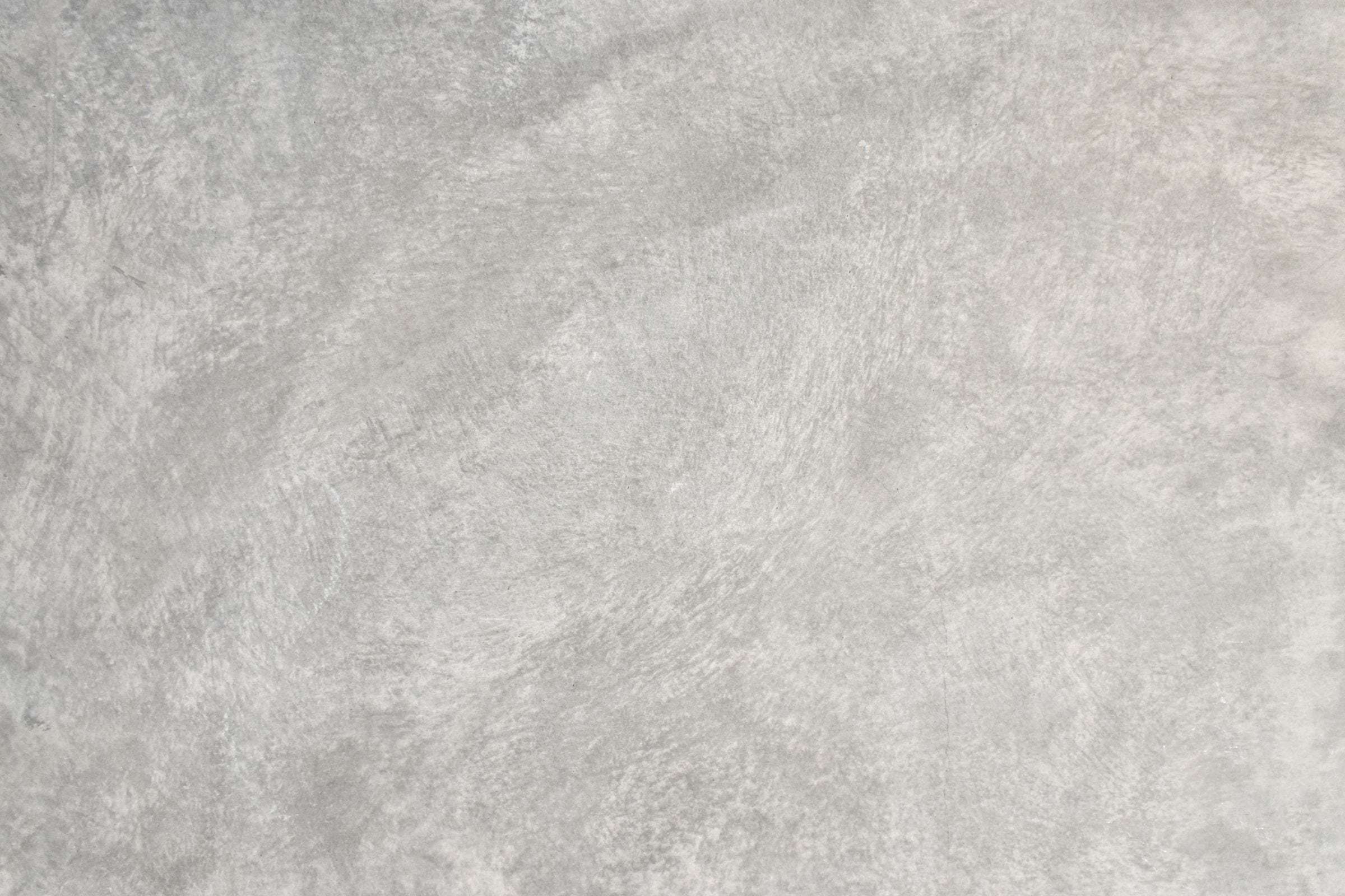 Enduit à la chaux gris perle aux nuances nuageuses, traces de spatule