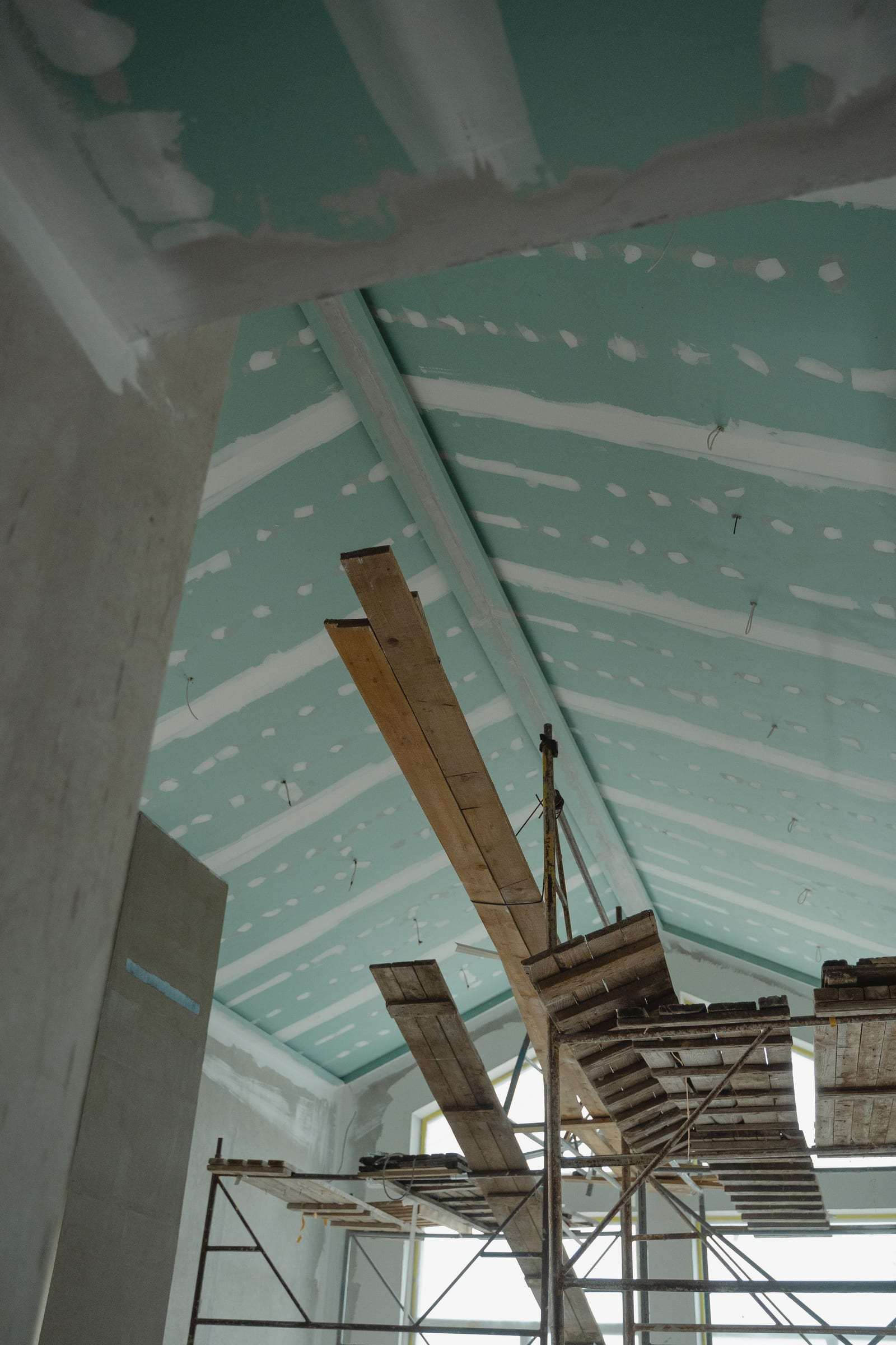 Faux-plafond en plaques jointées pendant la pose, Renens
