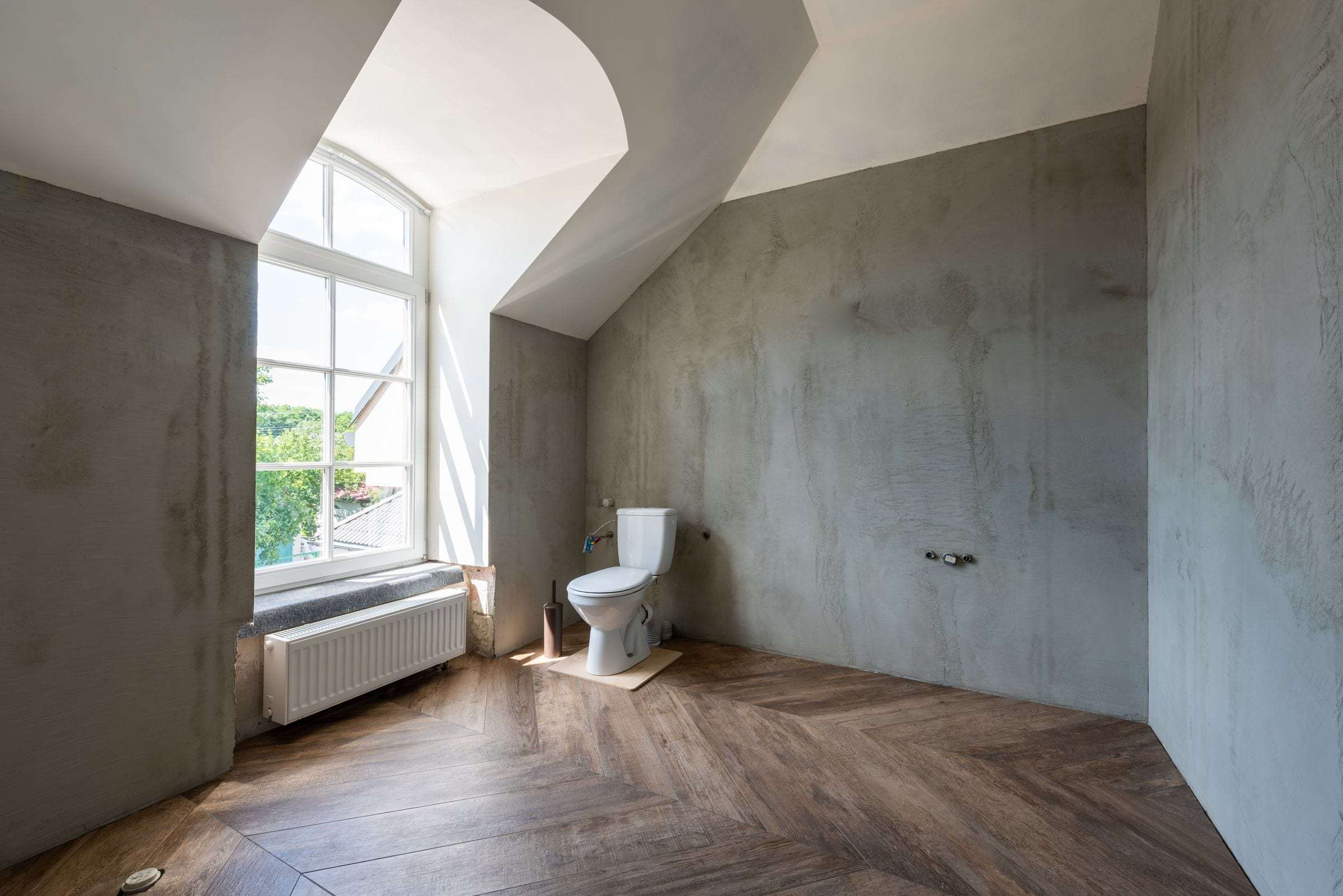 Salle d’eau sous les combles aux murs en béton ciré, Vevey